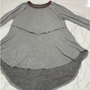 Honey Punch Women’s  Long Sleeve Top Hi-Low Stitched Trim Gray Small